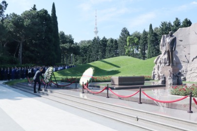 Dini Qurumlarla İş üzrə Dövlət Komitəsinin kollektivi fəxri xiyabanı ziyarət edib - FOTO