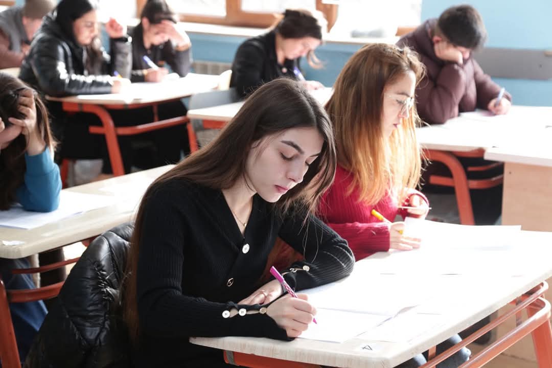 Eksternat imtahanları başa çatdı: Uğur qazananlar attestat almaq üçün buraxılış imtahanlarına qatılacaqlar - FOTO