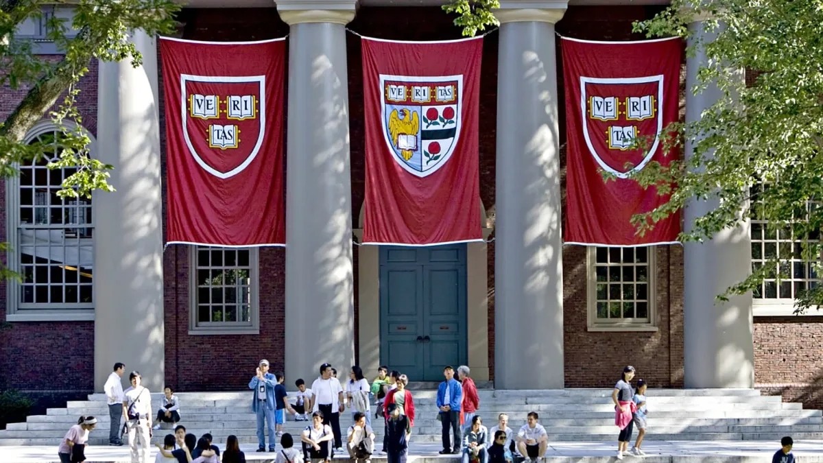 Harvard Universiteti Trampa qarşı gəldiyi üçün milyard dollarlıq qrantları itirib
