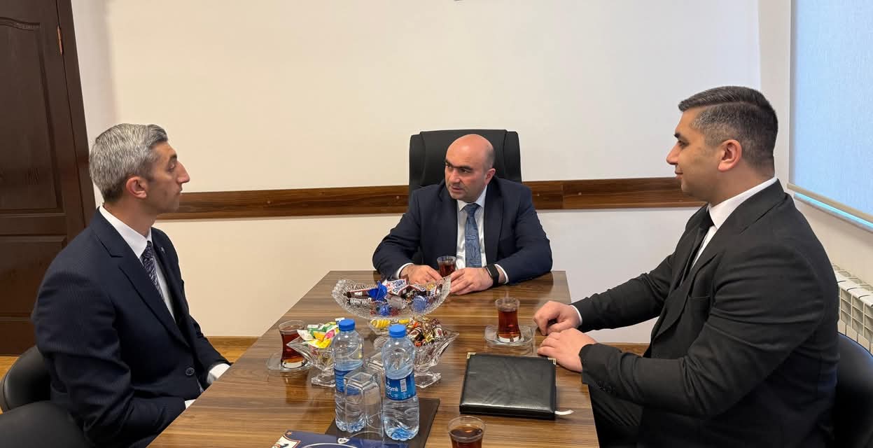 Vüqar Dadaşov beynəlxalq turnirdə uğur qazanan məşqçi-müəllimlə görüşüb - FOTO