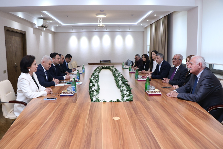 Elm və Təhsil Nazirliyi yanında İctimai Şuranın üzvləri AzMİU-da tələbələrin təkliflərini dinləyiblər - FOTO