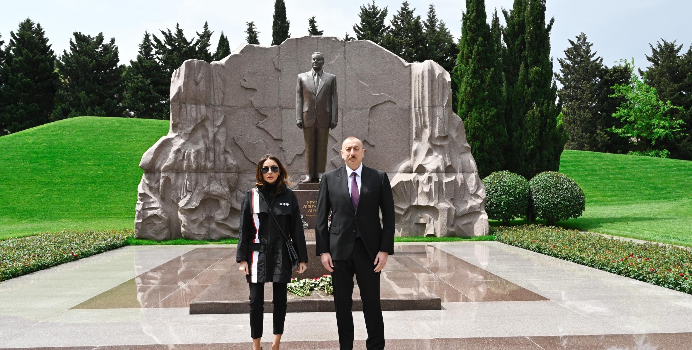 İlham Əliyevlə xanımı Heydər Əliyevin məzarını ziyarət ediblər