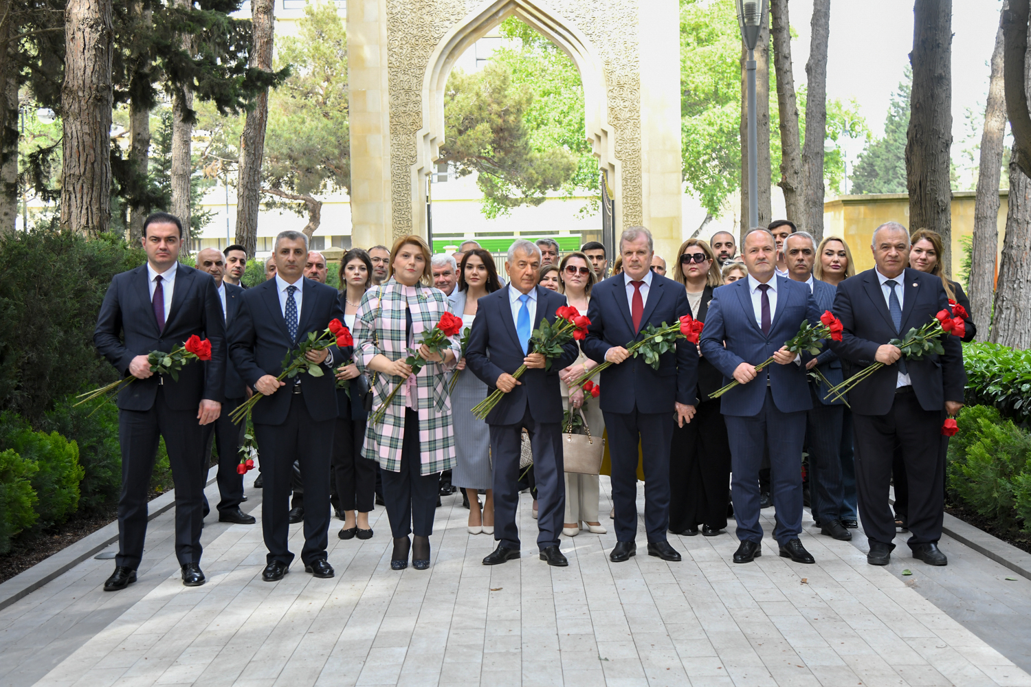 BMU-nun kollektivi Fəxri xiyabanda Ümummilli Liderin məzarını ziyarət edib - FOTO
