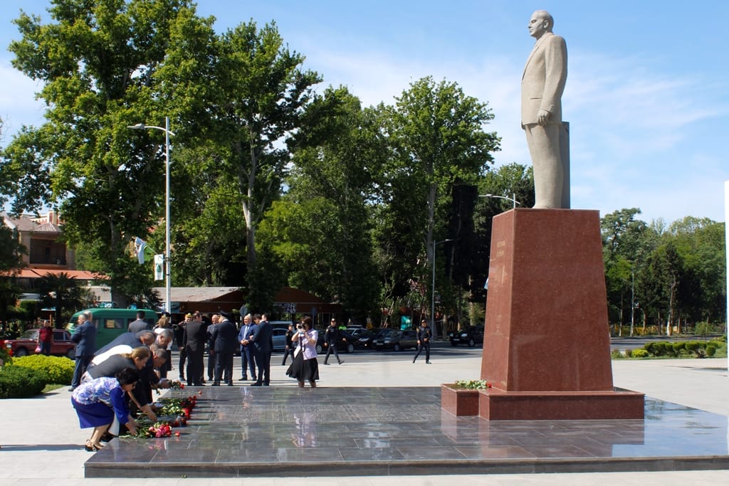 MDU kollektivi Ümummilli lider Heydər Əliyevin abidəsini ziyarət edib - FOTO