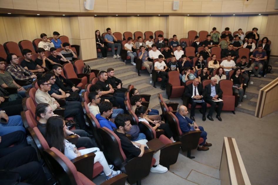 BANM-in rektoru tələbələrlə görüş keçirib -  FOTO