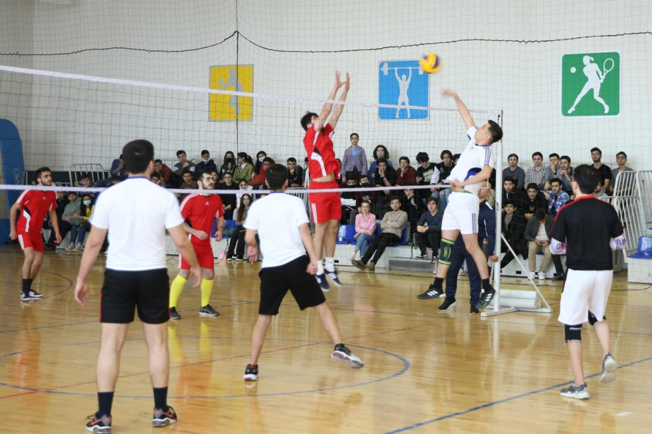 Bakı Ali Neft Məktəbində voleybol turnirinin qalibləri mükafatlandırılıb - FOTO