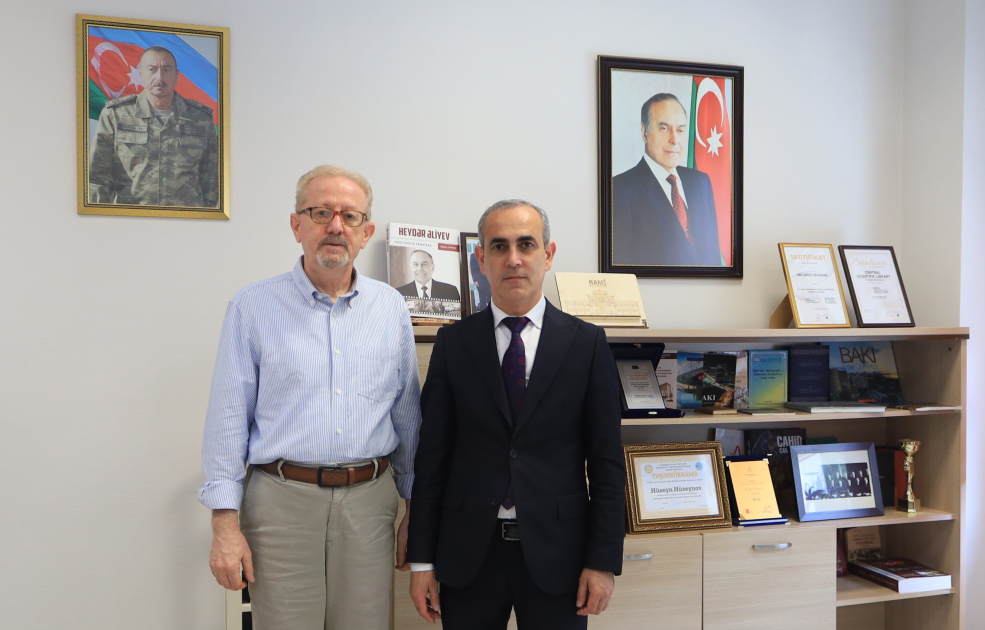 Hacettepe Universitetinin professoru Mərkəzi Elmi Kitabxananın qonağı olub - FOTO