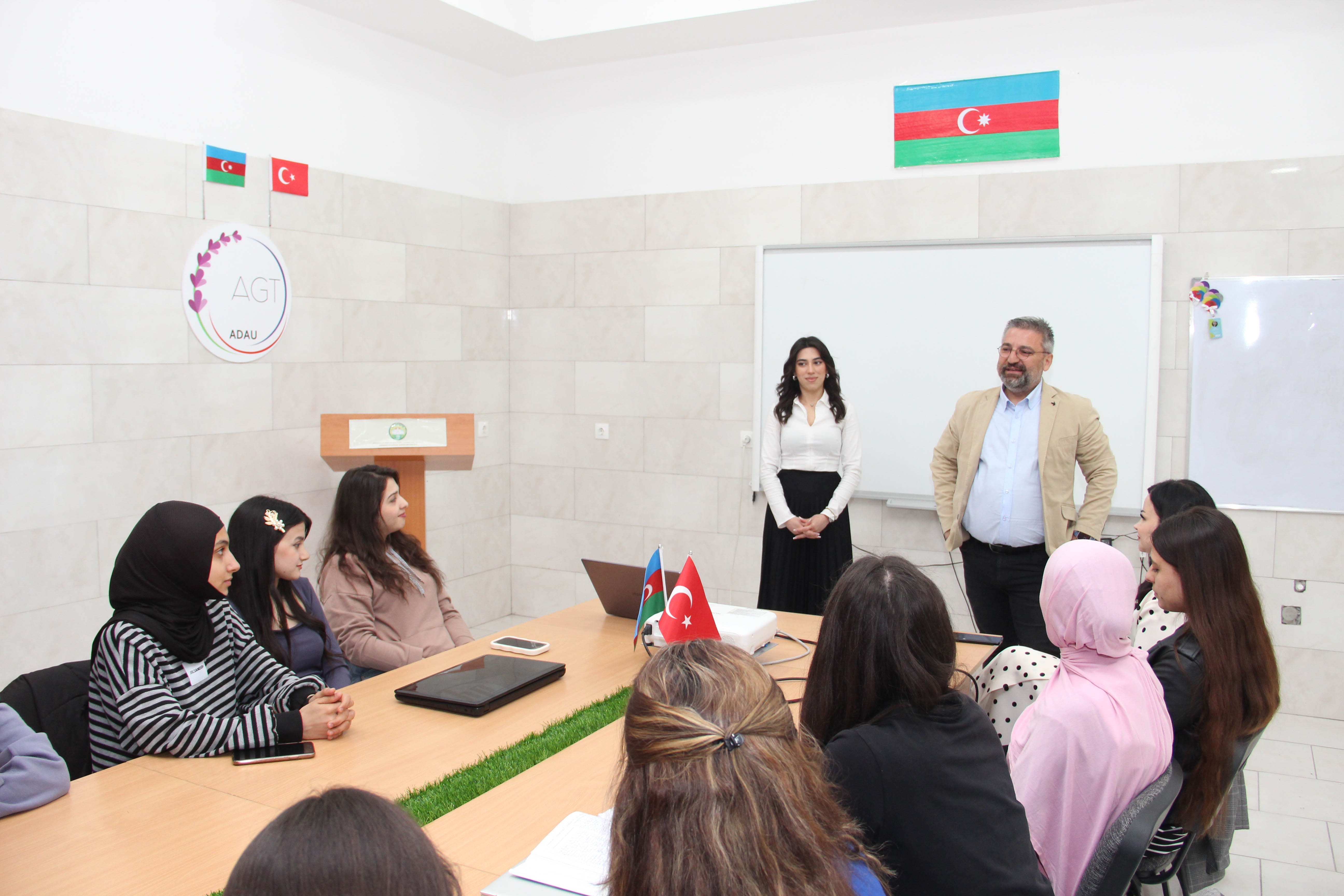 İkili diplom proqramının məzunları ilə görüşlər keçirilir