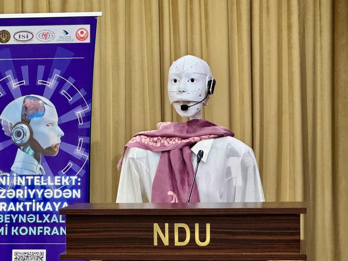 Naxçıvanda süni intellektli qadın konfransa moderatorluq edir