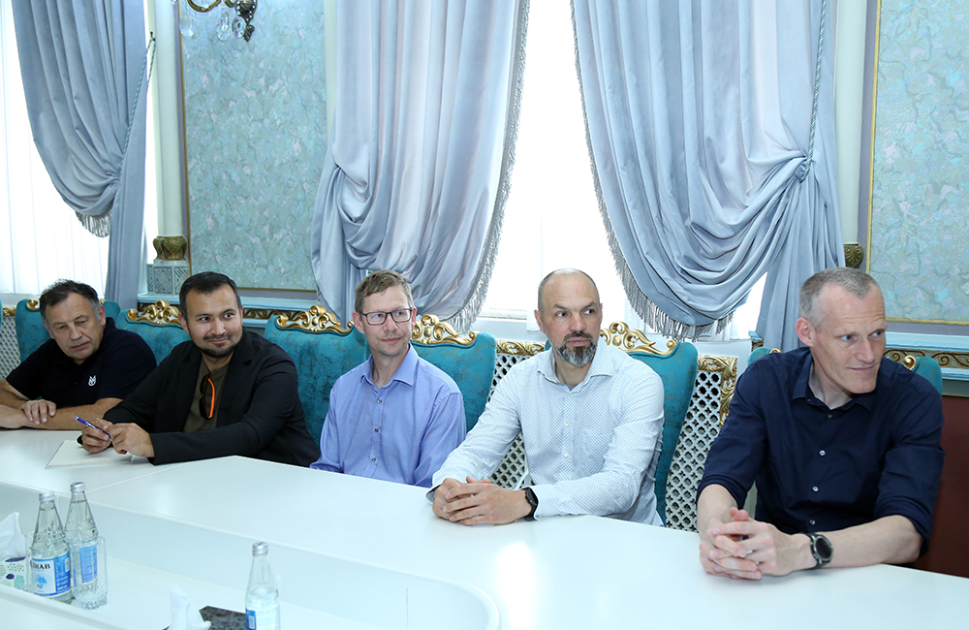 AMEA-da Azıx mağarasında tədqiqatlar aparan beynəlxalq arxeoloji ekspedisiyanın heyəti ilə görüş olub - FOTO