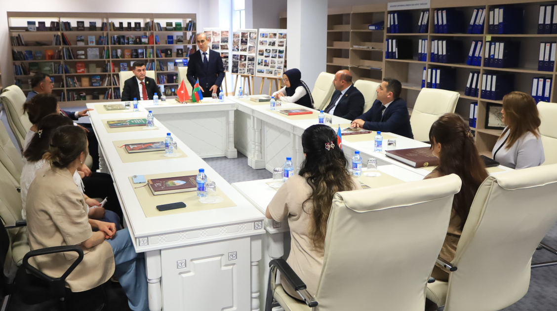 Türkiyənin Şəhid Ailələri və Qaziləri Dərnəyinin rəhbəri Mərkəzi Elmi Kitabxanada olub - FOTO
