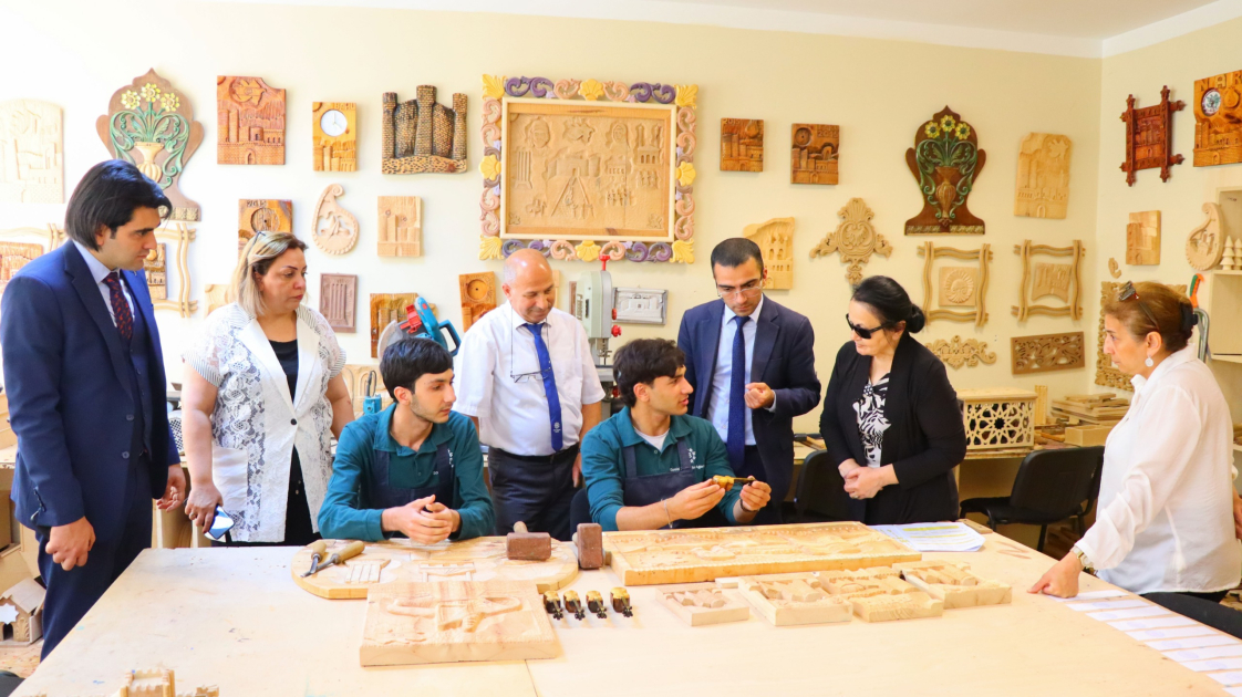 Peşə hazırlığı kurslarını bitirən əlilliyi olan gənclərin bilik və bacarıqları qiymətləndirilib - FOTO