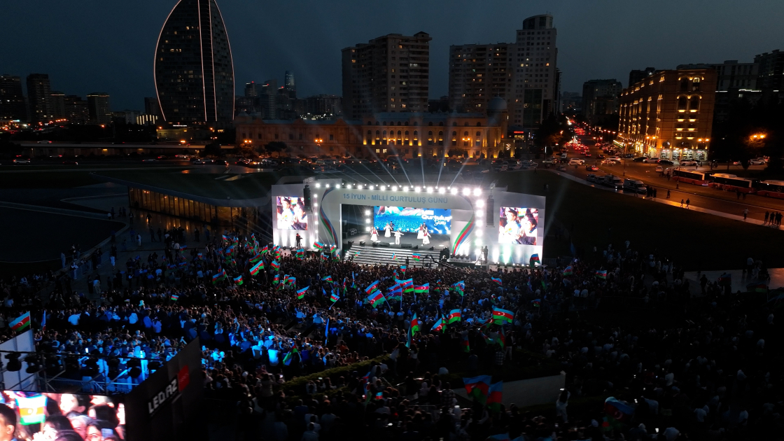 Heydər Əliyev Mərkəzinin parkında Milli Qurtuluş Günü münasibətilə konsert olub -FOTO