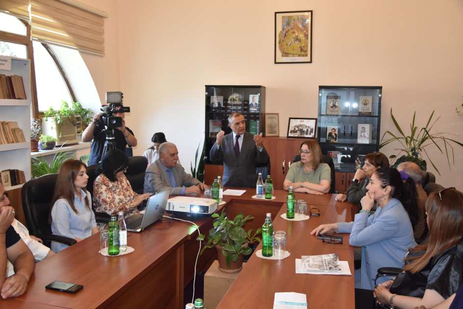 Sabit Rəhmanın qiymətli kitablardan ibarət şəxsi kolleksiyası Milli Kitabxanaya hədiyyə edilib - FOTO 