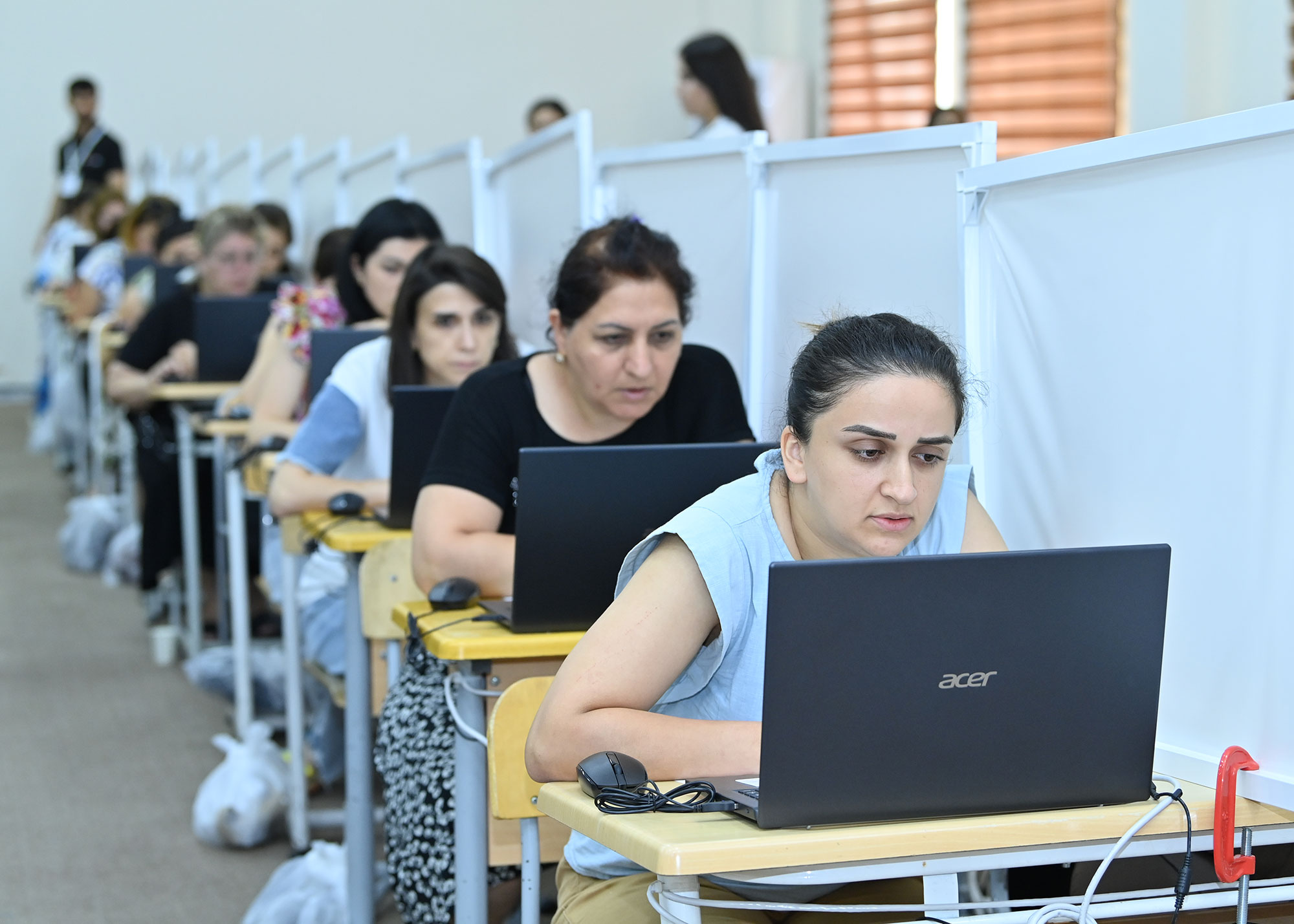 Təhsilverənlərin Sertifikatlaşdırılması Prosesi Bu Gün Başa Çatır – Naxçıvanda Fizika və İnformatika Müəllimləri İmtahanda İştirak Edib