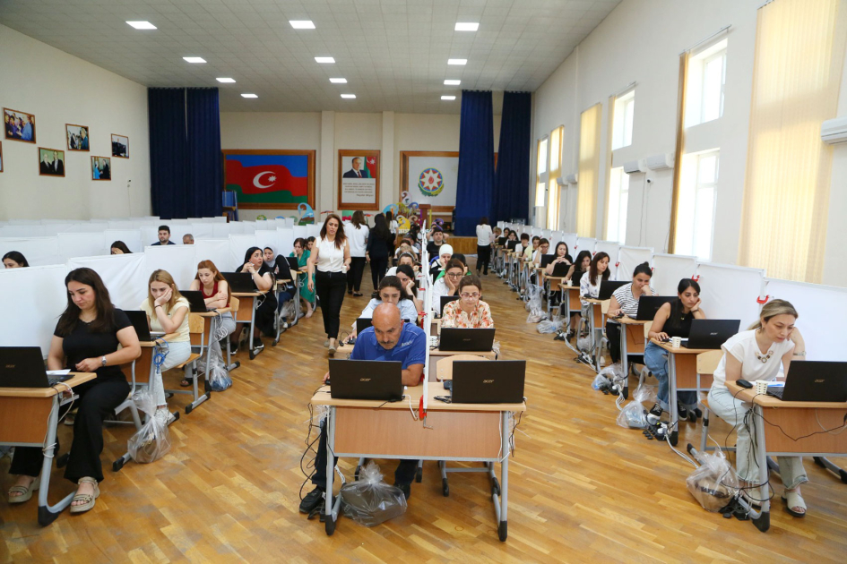 Paytaxt üzrə 1550 fizika və informatika müəllimi sertifikatlaşdırma prosesinə dəvət olunub - FOTO