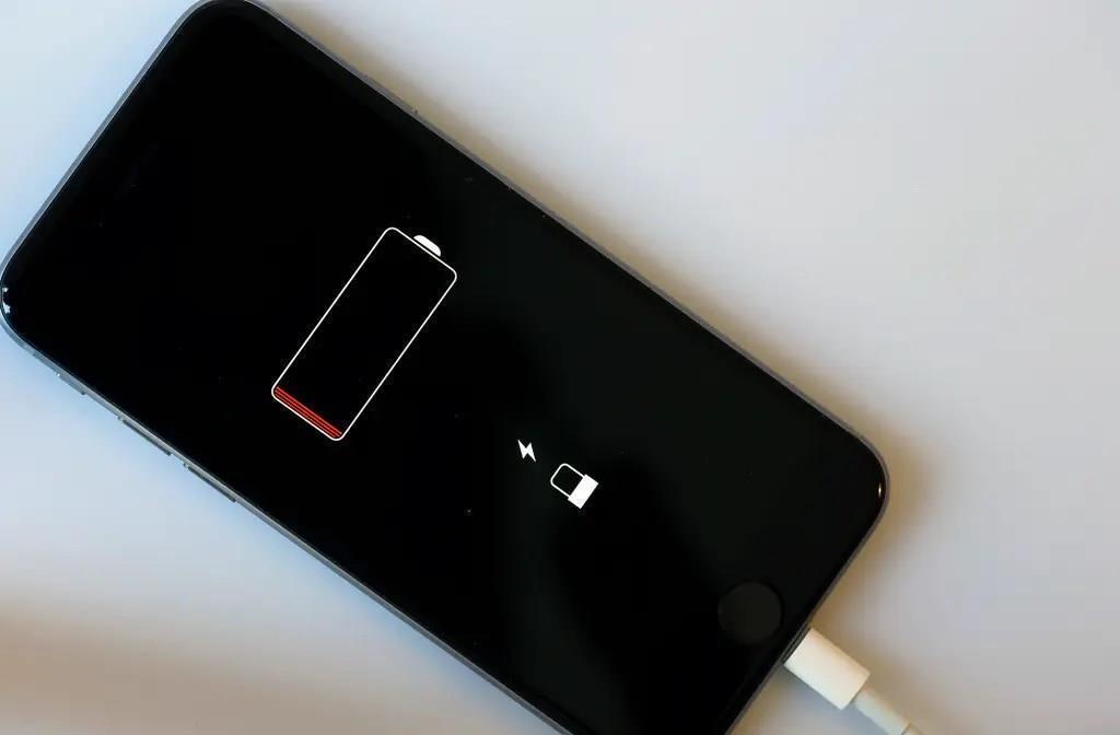 Yayda telefonu gündüz şarj etmək məsləhət görülmür: Mütəxəssisdən tövsiyələr