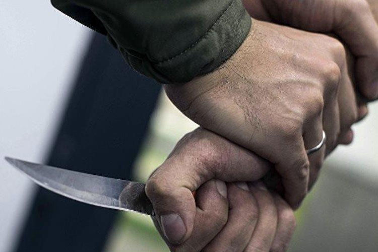 14 yaşlı yeniyetməni dostu bıçaqlayıb