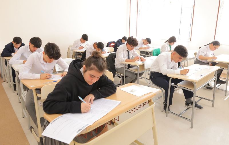 Dövlət sifarişi ilə qəbul olanların yarıdan çoxu 300–500 bal toplayıb.