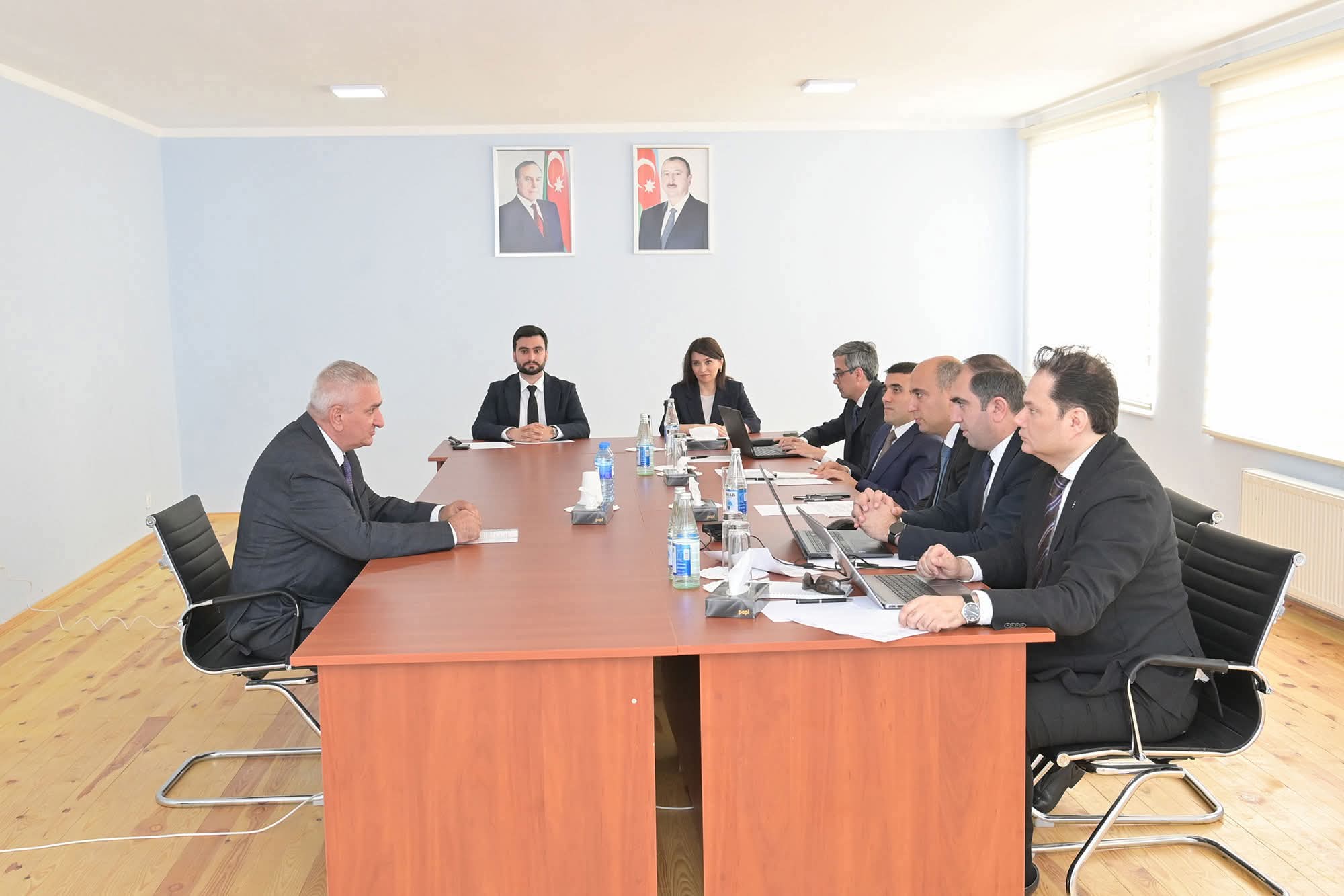 Elm və təhsil naziri Emin Əmrullayev Oğuz şəhərində sakinlərin müraciətlərini dinləyib