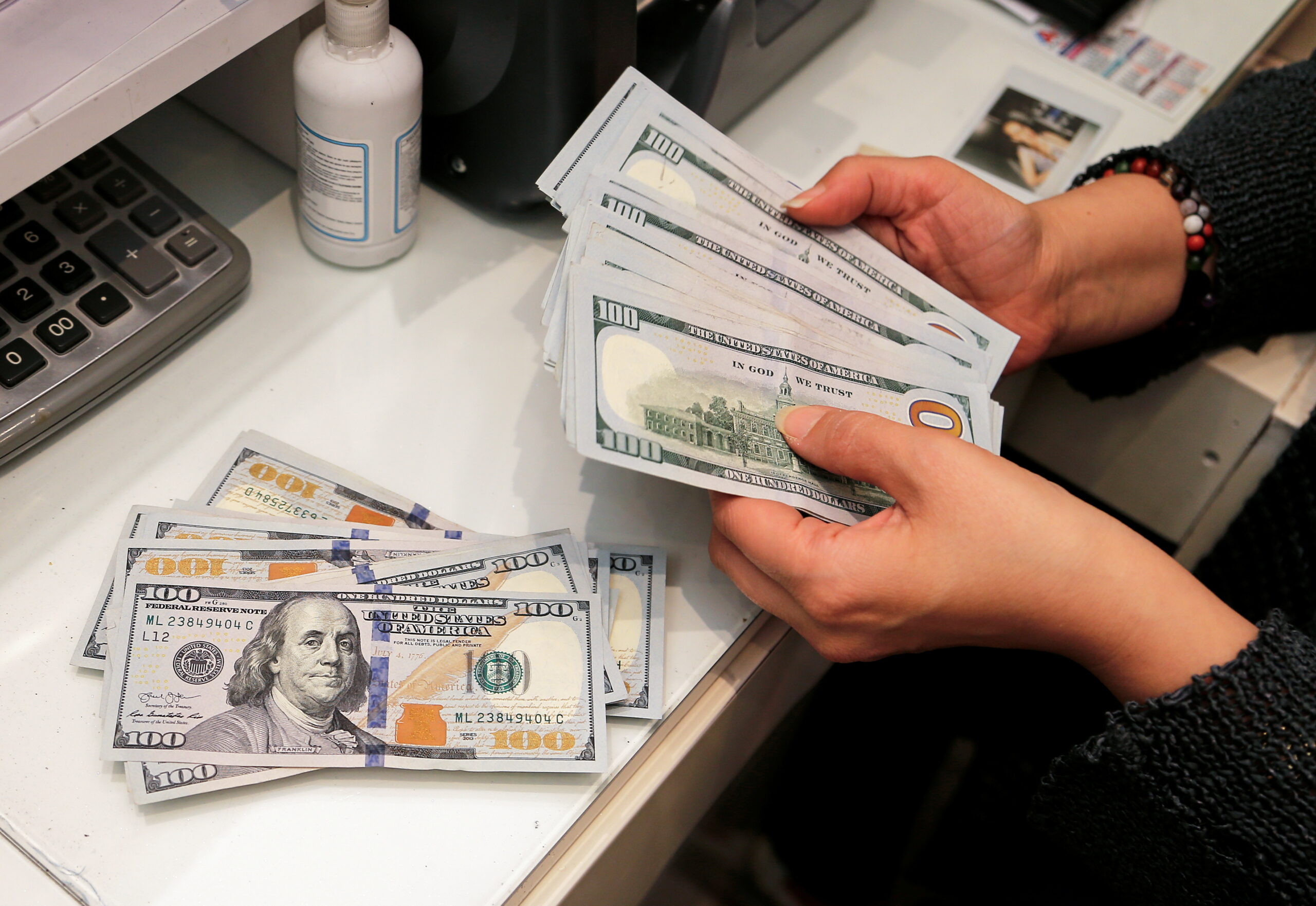 Həftəlik 50 dollar: Şərtsiz pul yardımı gənclərin həyatında nəyi dəyişdi?