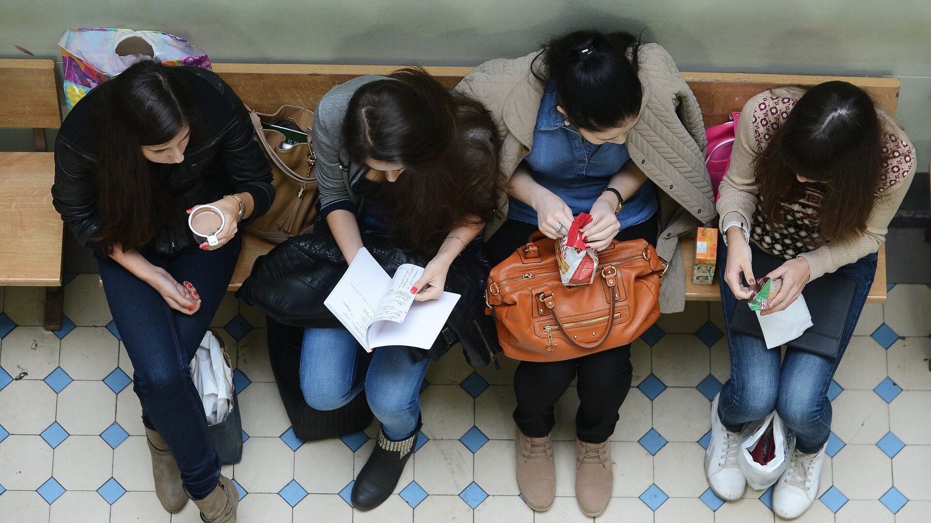 Regionlarda qızların təhsili: Ənənə, ailə təzyiqi və hüquqlar arasında seçim