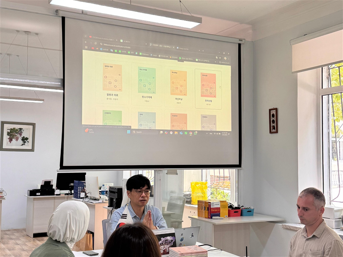 Professor from Seoul National University visits Azerbaijan University of Languages