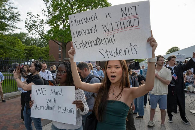 Harvard-Tramp qarşıdurmasında geri addım