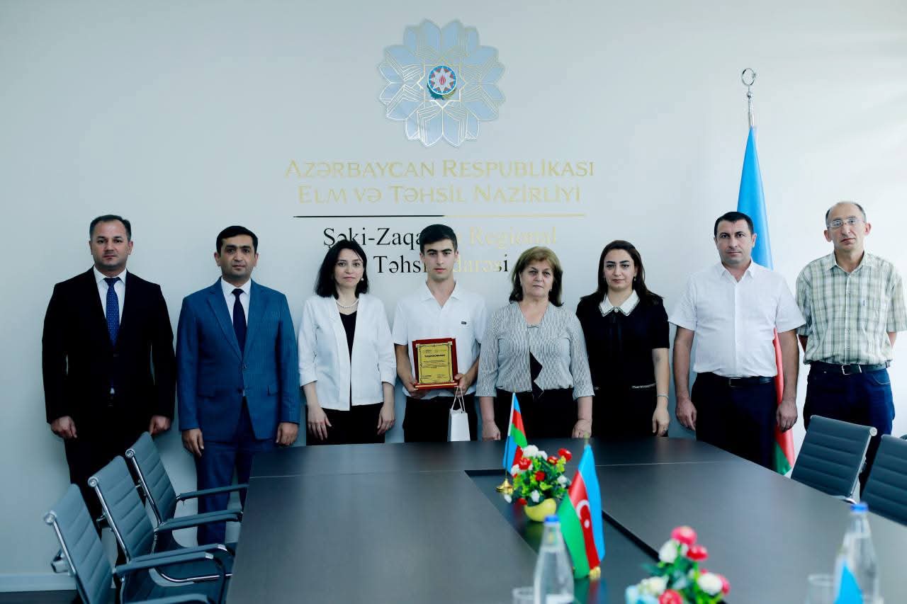 Şəki-Zaqatala Regional Təhsil İdarəsinin müdiri 700 bal toplayan məzunla görüşüb