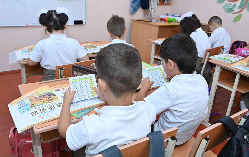 Talibanın təhqiramiz təhsil siyasəti Əfqanıstanda oğlan və qızlara zərər verir, Hüquqlar Qrupu deyir