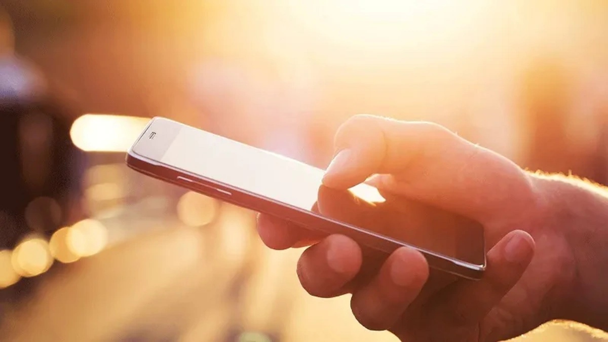 Yay mövsümündə qızmar hava mobil telefonunuza zərər vura bilər