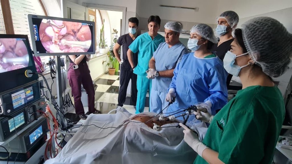 Ölkəmizdə ilk dəfə rezidentlər donuz modelində Laparoskopik Uroloji və Ginekoloji kurs təşkil edilib