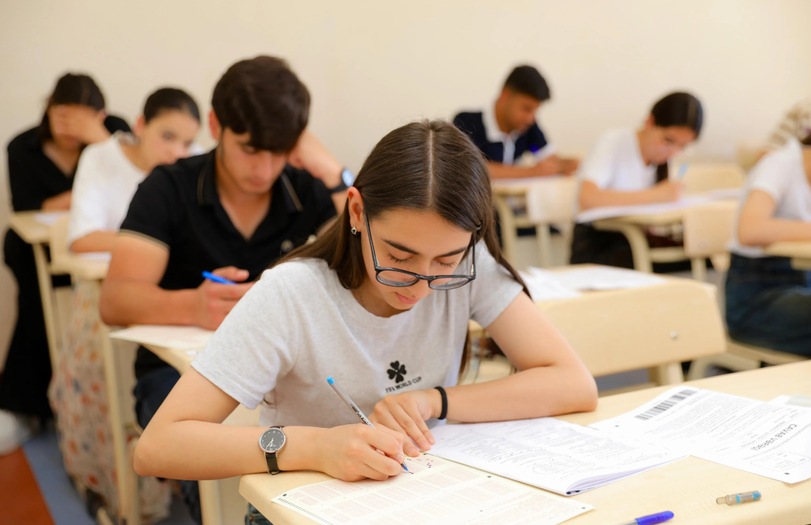 Lisey və gimnaziyaların sayı artır, məktəblər azalır