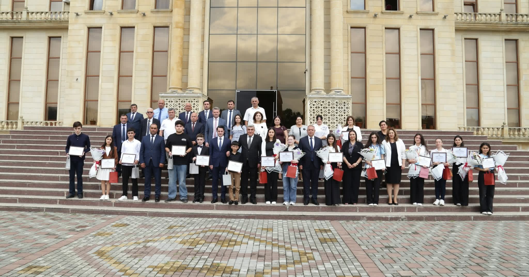 Quba rayonunda 600-dən çox bal toplayan məzunlarla görüş keçirilib