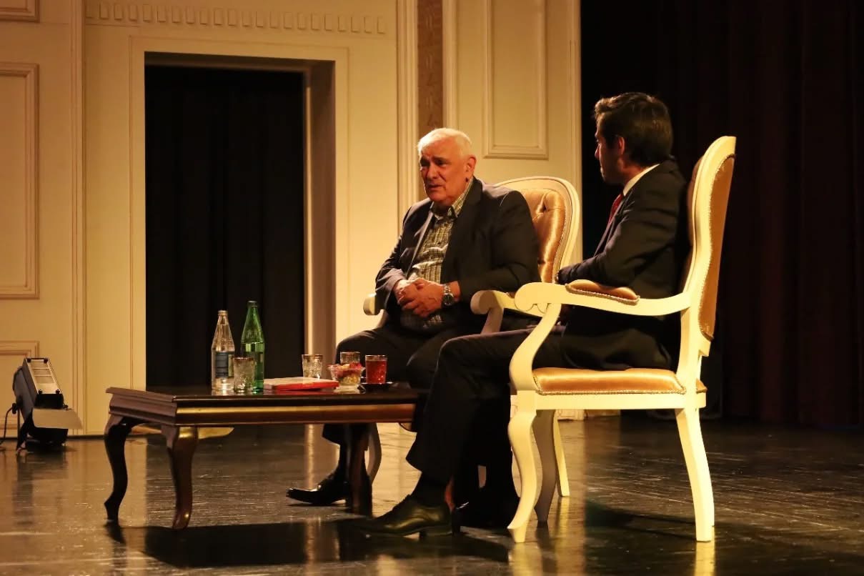 Kamal Abdulla Naxçıvan Dövlət Milli Dram Teatrında gənc aktyorlarla görüşüb