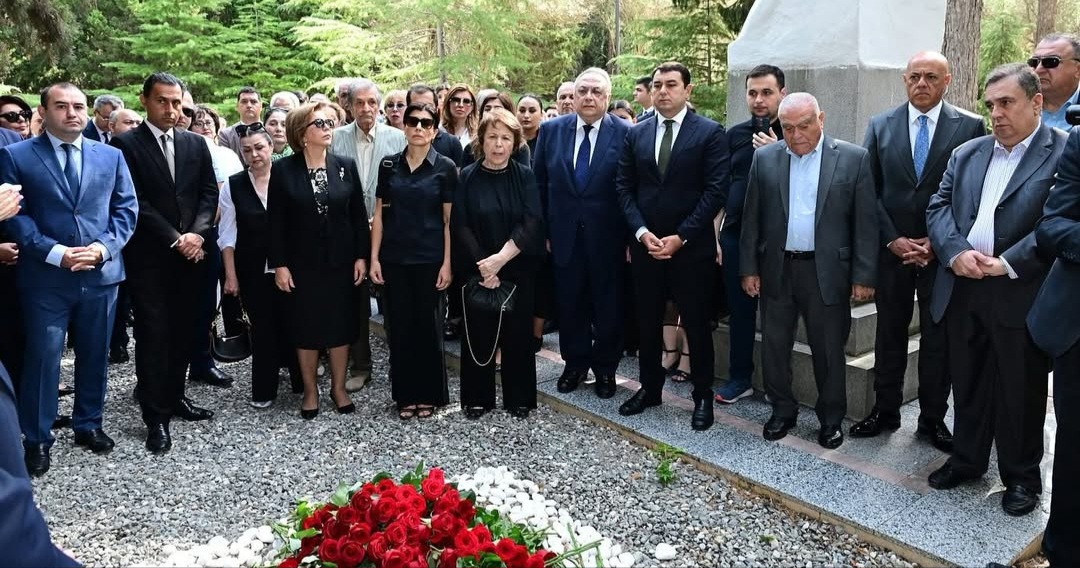 Xalq yazıçısı Elçin Əfəndiyevin məzarı ziyarət olunub