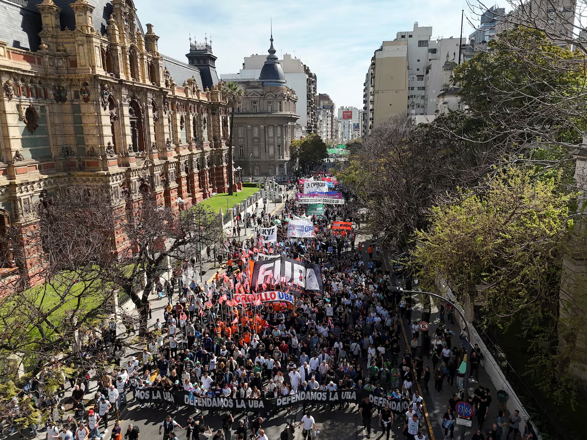 Argentinada təhsil və səhiyyə xərclərinin artırılması tələbi ilə kütləvi aksiya keçirilib