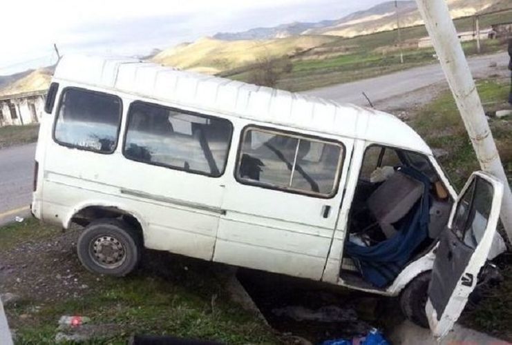 Gədəbəydə müəllimlərin olduğu mikroavtobus aşıb