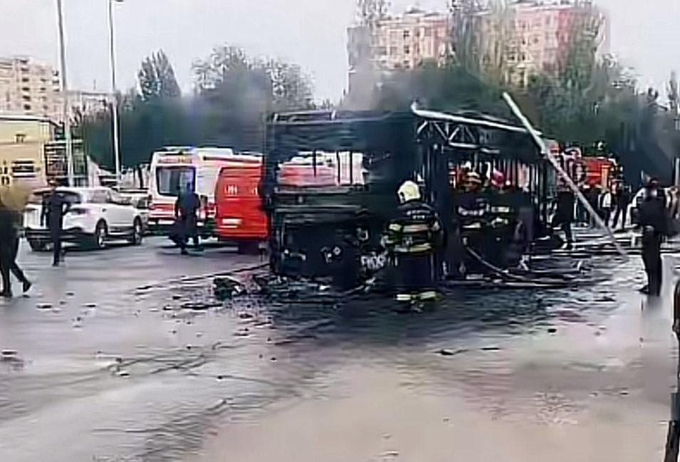 Sumqayıt şəhərində marşrut avtobusu yanır