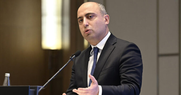 Emin Əmrullayev Peşə Agentliyinin direktorunu vəzifəsindən azad etdi 