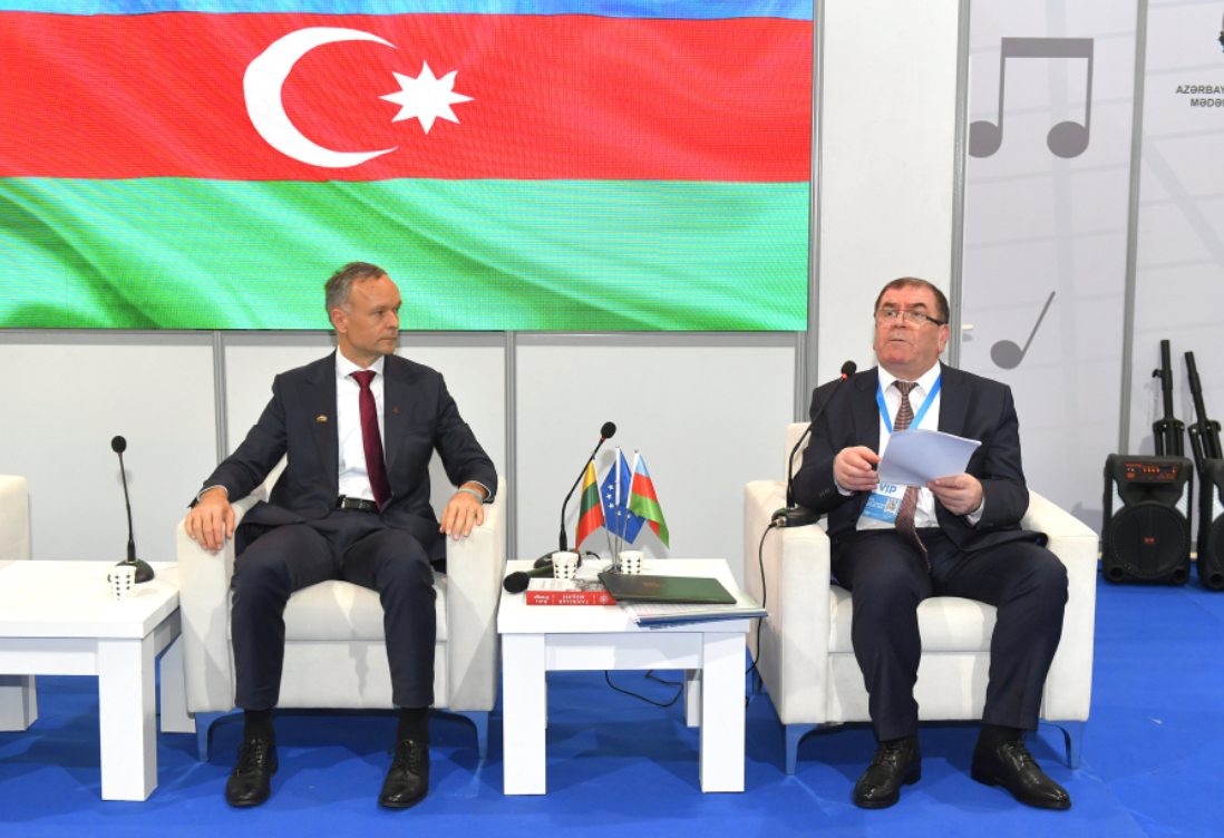 XI Bakı Beynəlxalq Kitab Sərgisində “Tanrılar meşəsi” romanının tərcüməçisi ilə görüş keçirilib