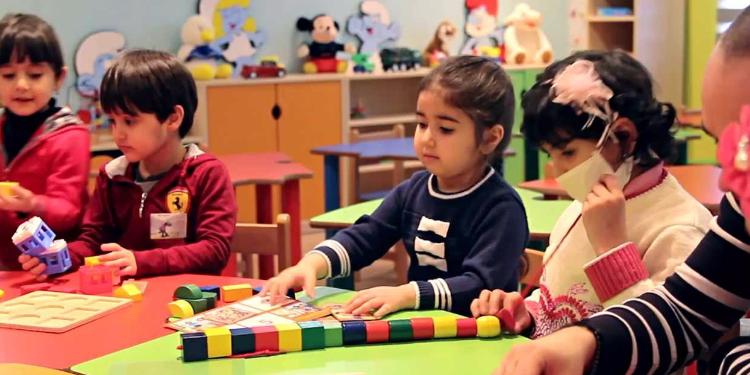 Çəkiliş qrupunu görən bağça müəllimi pəncərədən qaçdı 