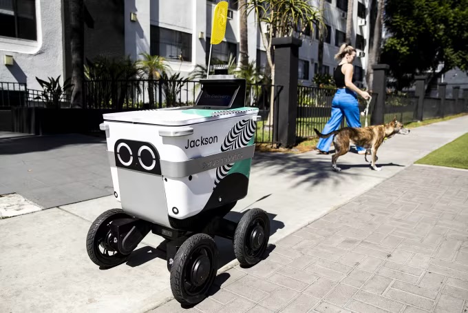 Qida çatdırılma robotları şəhərlərdə işləməyə başlayıb