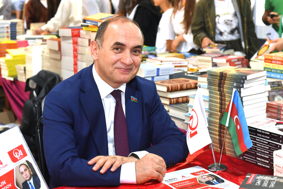 Ceyhun Məmmədovun "Cəmiyyət. Şəxsiyyət. Təhsil. Din" və "Gənclərə tövsiyələr" kitablarının imza mərasimi keçirilib