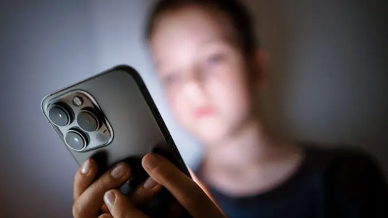 Müəllim smartfon qadağasından sonra şagirdlərin sakitləşdiyini deyir