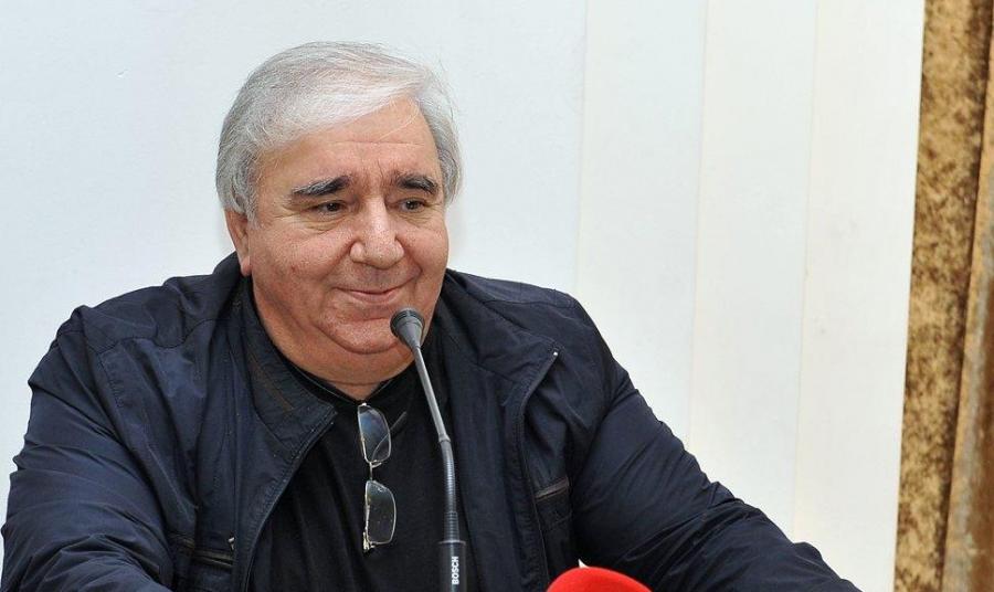 "Azad qadın heykəlinə" - Ramiz Rövşən