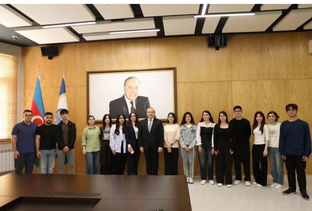 Elçin Babayev Prezident təqaüdünə layiq görülmüș tələbələrlə görüșüb