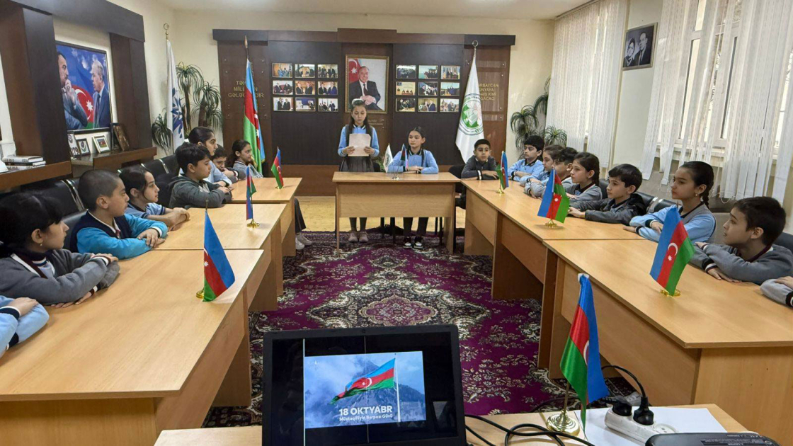Paytaxt məktəblərində Müstəqilliyin Bərpası Günü qeyd olunub - FOTOLAR