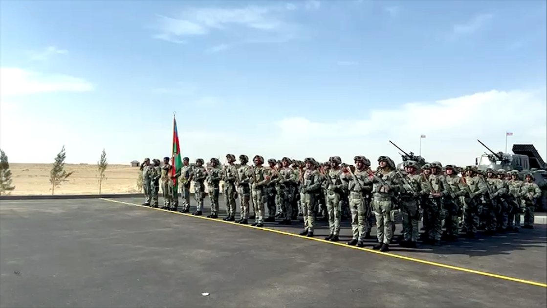 Azərbaycan müdafiə naziri “Birlik – 2025” təlimində iştirak edən heyətlə görüşüb