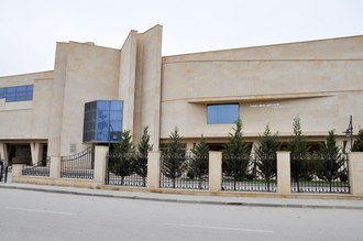 Bakıda yüzlərlə şagirdi olan məktəbin işığı yanmır, suyu da gəlmir: Təhsil ocağına gələn xətlər elektrik dirəyindən sallanır